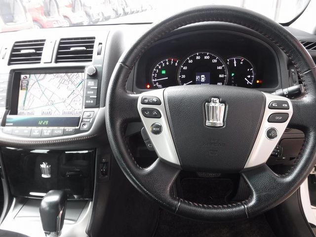 Toyota CROWN SEDAN 2013-04 23983-1