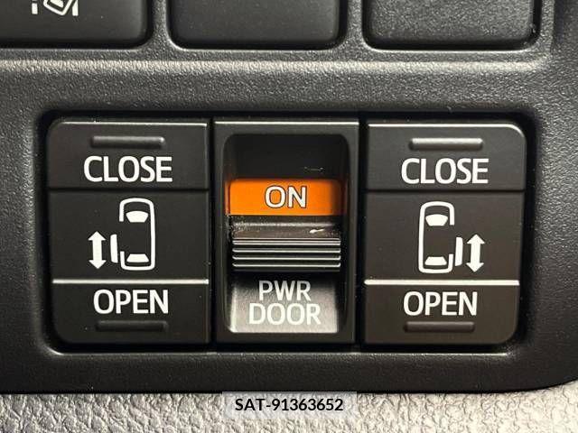 Toyota VOXY 2018-03 321713-4