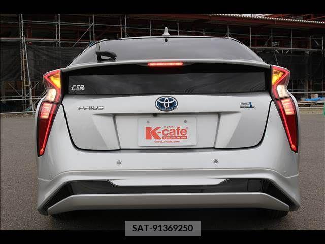 Toyota PRIUS 2017-01 330713-16