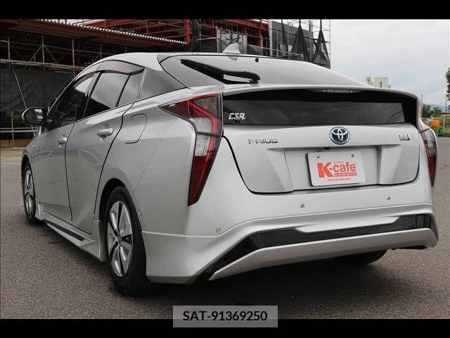 Toyota PRIUS 2017-01 330713-6