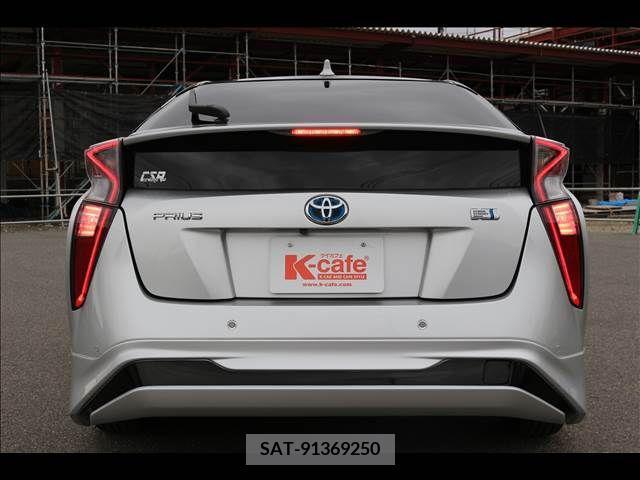 Toyota PRIUS 2017-01 330713-14