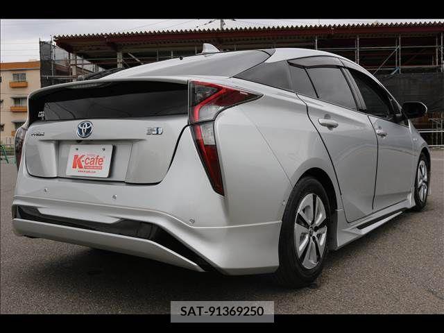 Toyota PRIUS 2017-01 330713-4