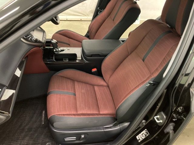 Toyota CROWN SEDAN 2017-01 28944-13