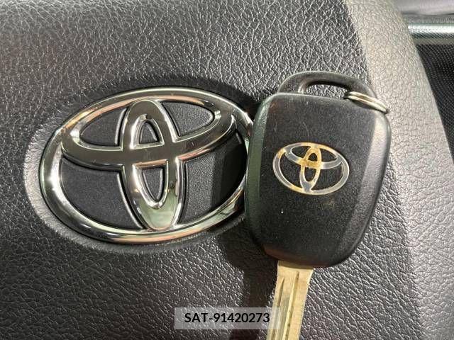 Toyota SIENTA 2015-08 381047-7