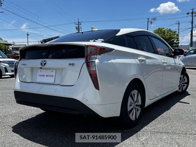 Toyota PRIUS 2016-07 381807-1