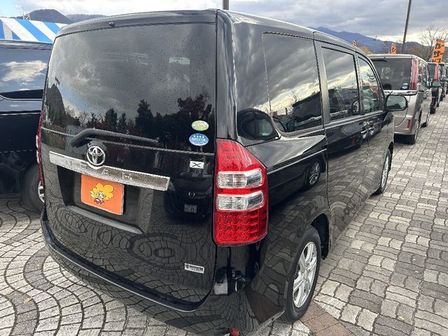 Toyota NOAH 2010-06 195324-2