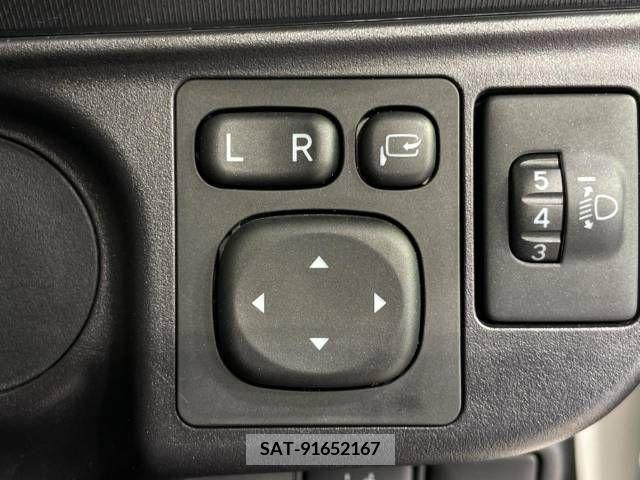 Toyota AQUA 2019-05 381681-7