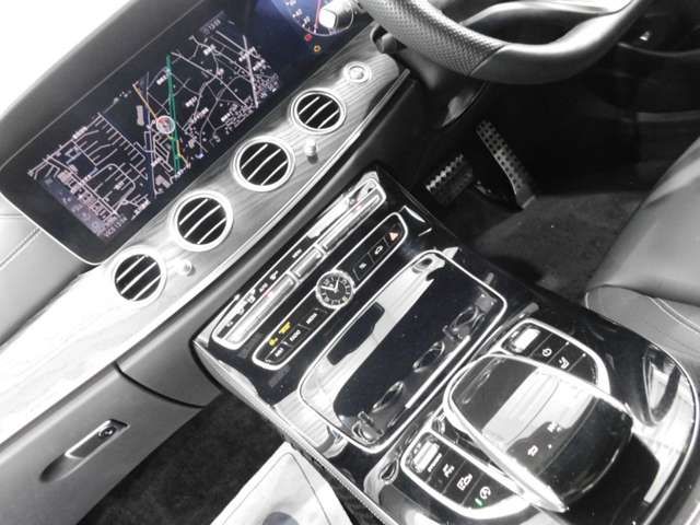 Mercedes Benz E-CLASS 2018-11 27971-3