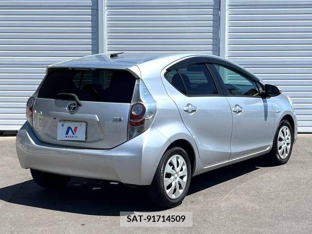 Toyota AQUA 2012-04 313916-17