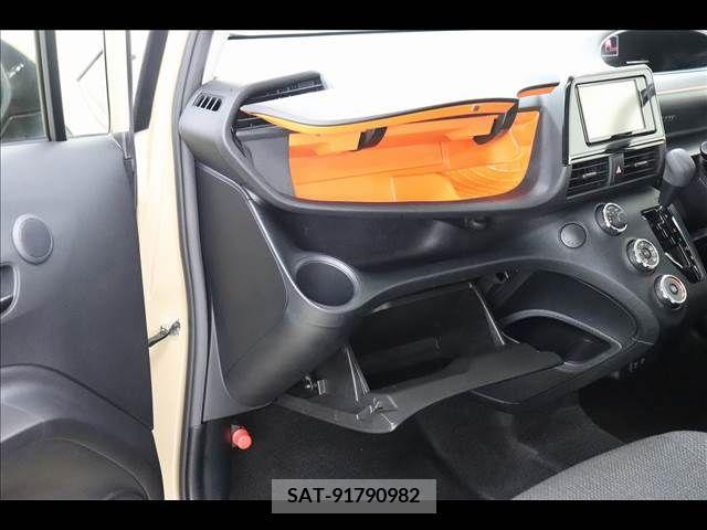 Toyota SIENTA 2022-01 350996-11