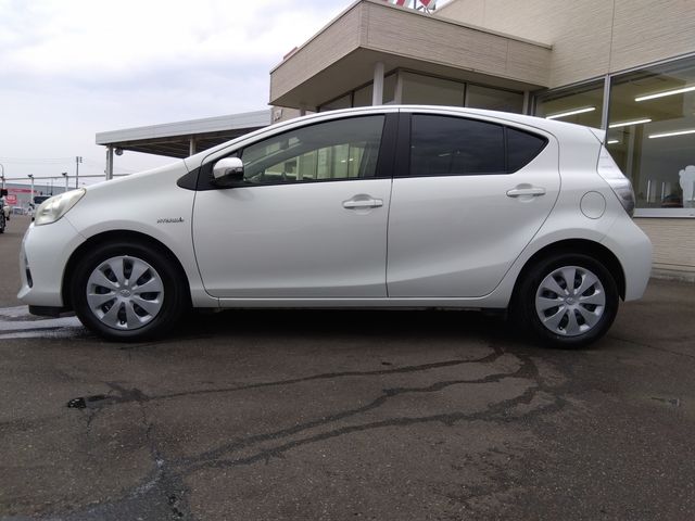 Toyota AQUA 2012-10 186943-4