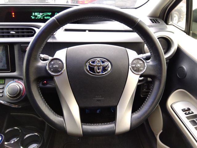 Toyota AQUA 2012-10 186943-8