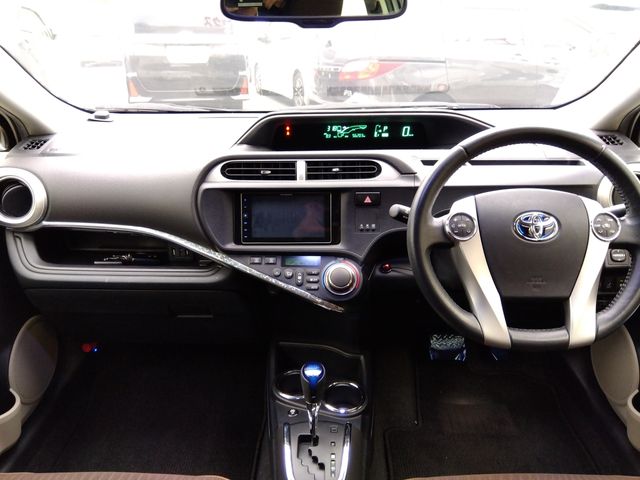 Toyota AQUA 2012-10 186943-1