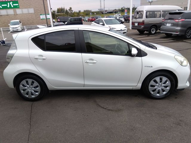Toyota AQUA 2012-10 186943-3