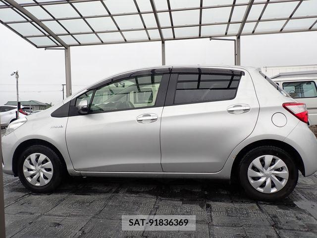 Toyota VITZ HYBRID 2017-06 383444-5