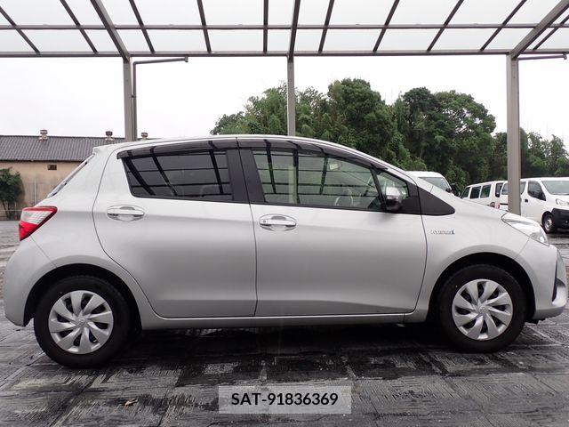 Toyota VITZ HYBRID 2017-06 383444-4