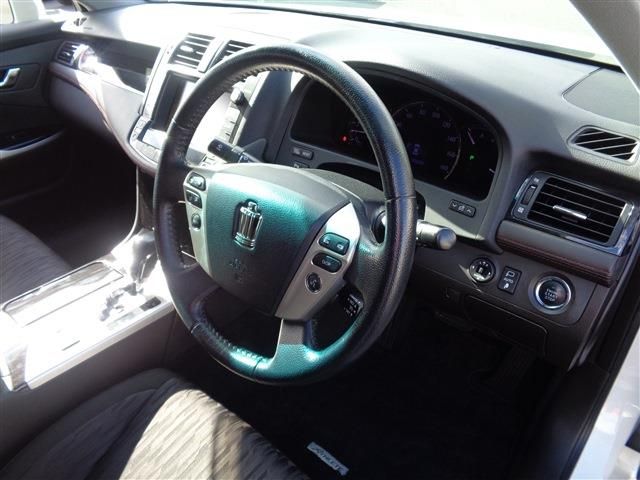 Toyota CROWN SEDAN 2010-11 193096-19