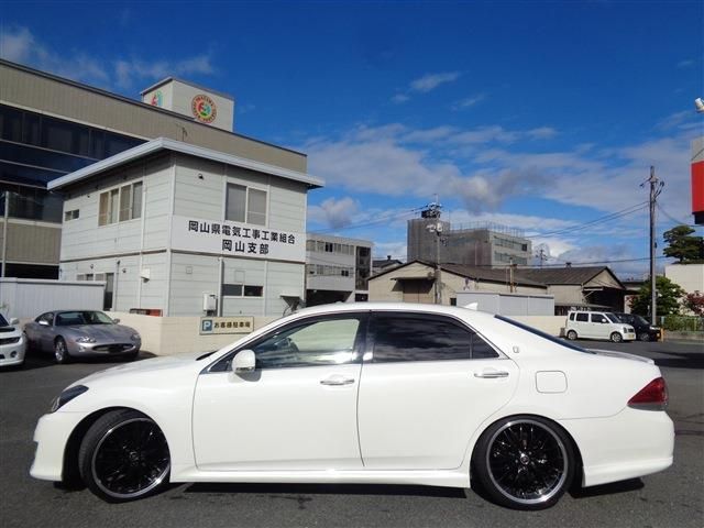 Toyota CROWN SEDAN 2010-11 193096-12