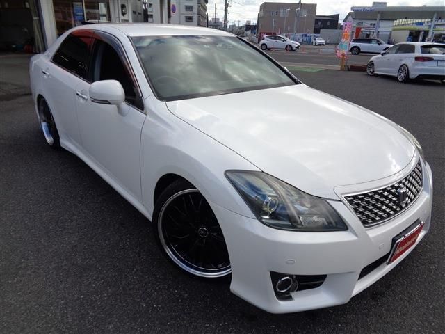Toyota CROWN SEDAN 2010-11 193096-1