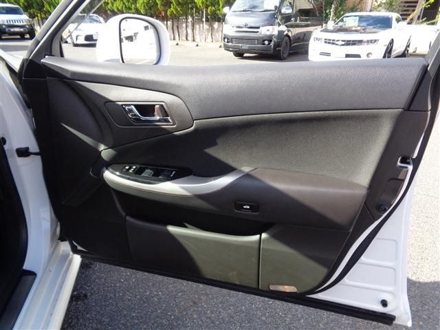 Toyota CROWN SEDAN 2010-11 193096-28