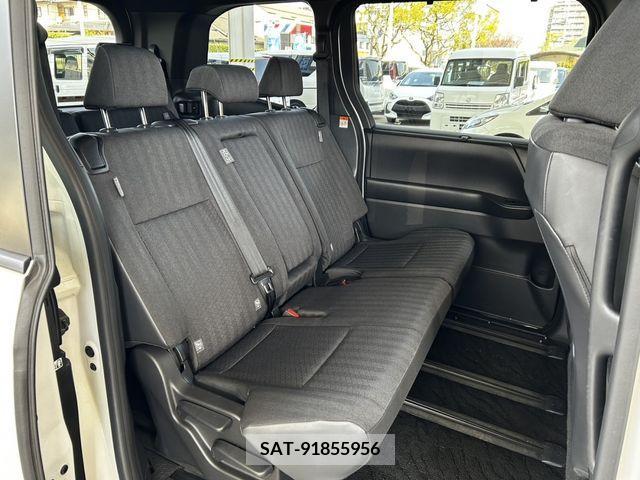 Toyota VOXY 2022-04 372497-11