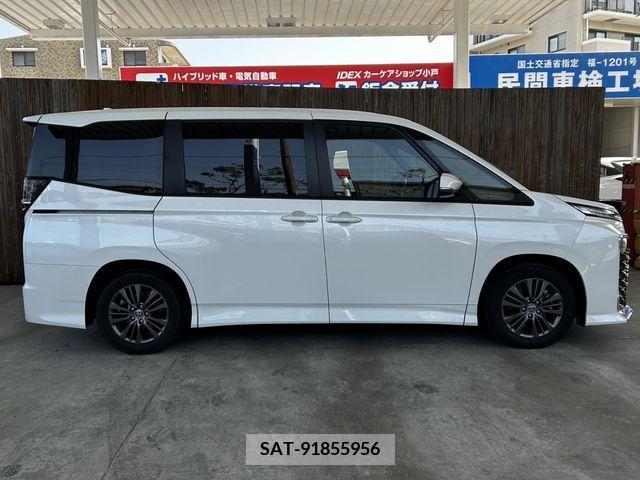 Toyota VOXY 2022-04 372497-4