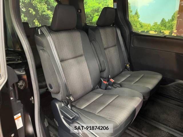 Toyota VOXY 2018-11 370480-11