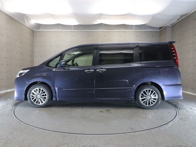 Toyota NOAH 2017-04 181623-25