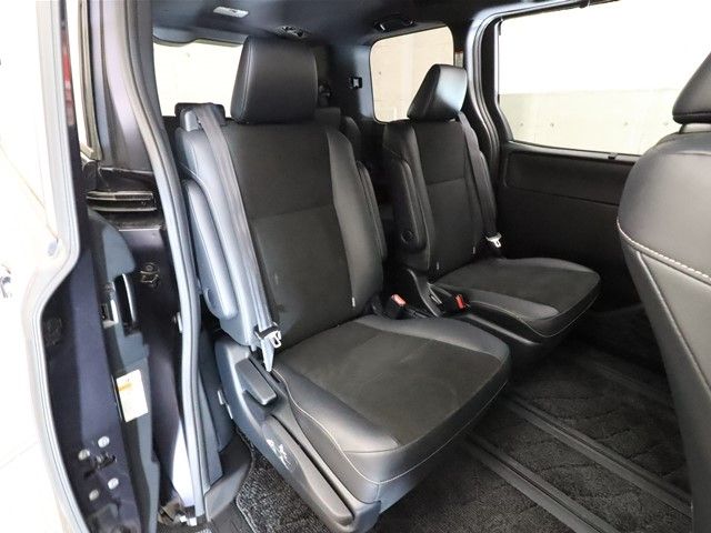 Toyota NOAH 2017-04 181623-4