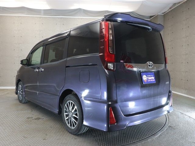 Toyota NOAH 2017-04 181623-24