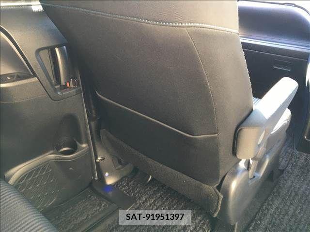 Toyota NOAH 2014-01 210584-4