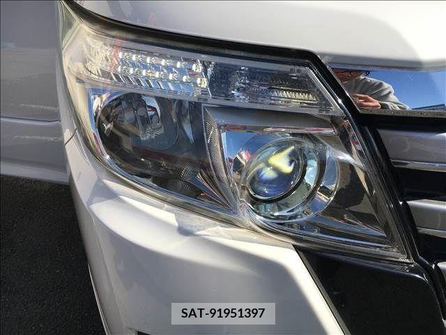 Toyota NOAH 2014-01 210584-6