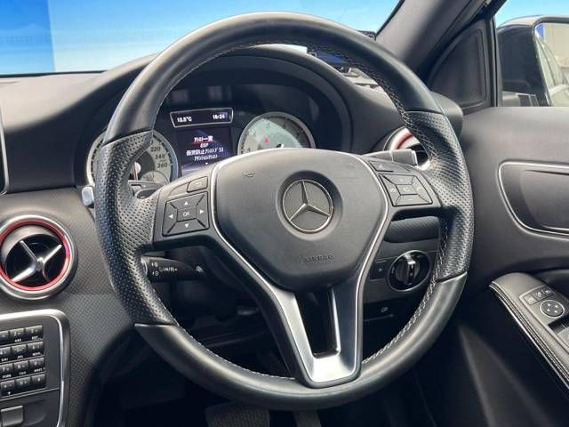 Mercedes Benz A-CLASS 2015-12 186988-10