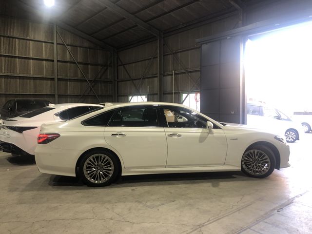 Toyota CROWN SEDAN 2018-10 11000-16
