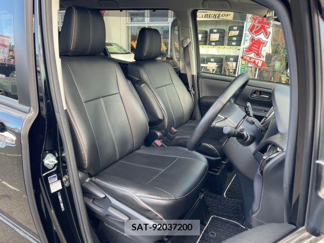 Toyota VOXY 2016-10 331483-11