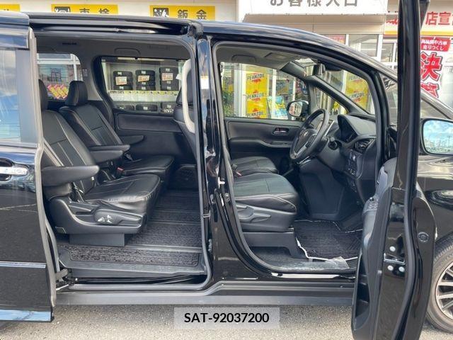 Toyota VOXY 2016-10 331483-10