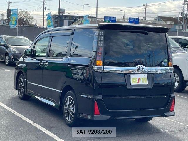 Toyota VOXY 2016-10 331483-6