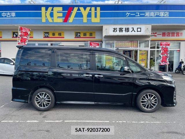 Toyota VOXY 2016-10 331483-7