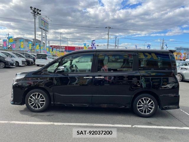 Toyota VOXY 2016-10 331483-8