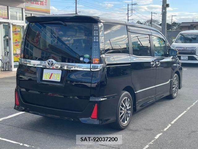 Toyota VOXY 2016-10 331483-1
