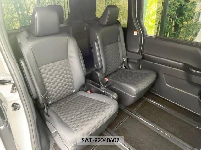 Toyota VOXY 2023-02 338202-9