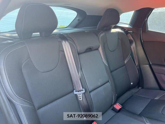 Volvo V40 2018-02 329873-13