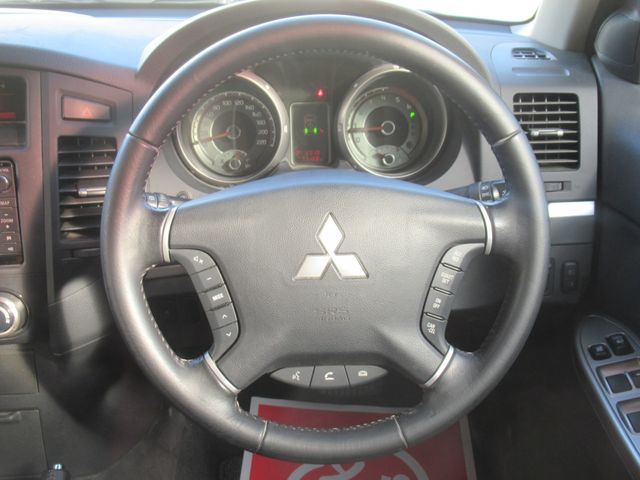 Mitsubishi PAJERO 2013-06 191406-12