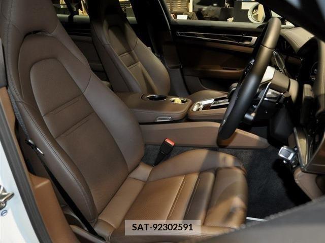 Porsche PANAMERA 2018-04 319948-1