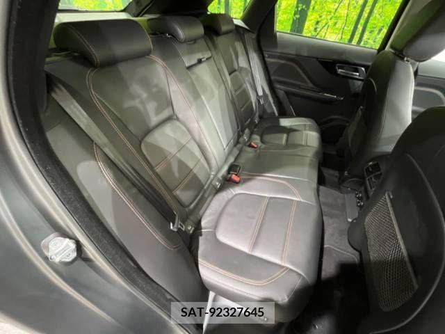 Jaguar F-PACE 2016-10 221447-13