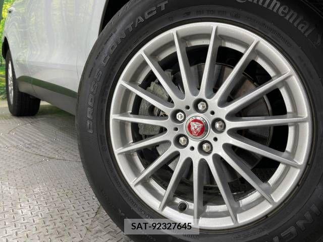 Jaguar F-PACE 2016-10 221447-11