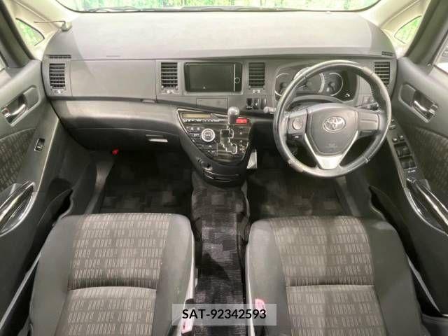 Toyota ISIS 2012-06 257397-1