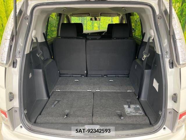 Toyota ISIS 2012-06 257397-10