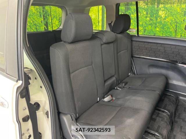 Toyota ISIS 2012-06 257397-9