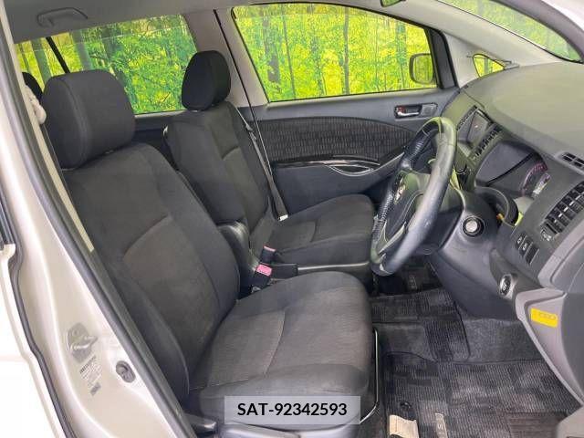 Toyota ISIS 2012-06 257397-8